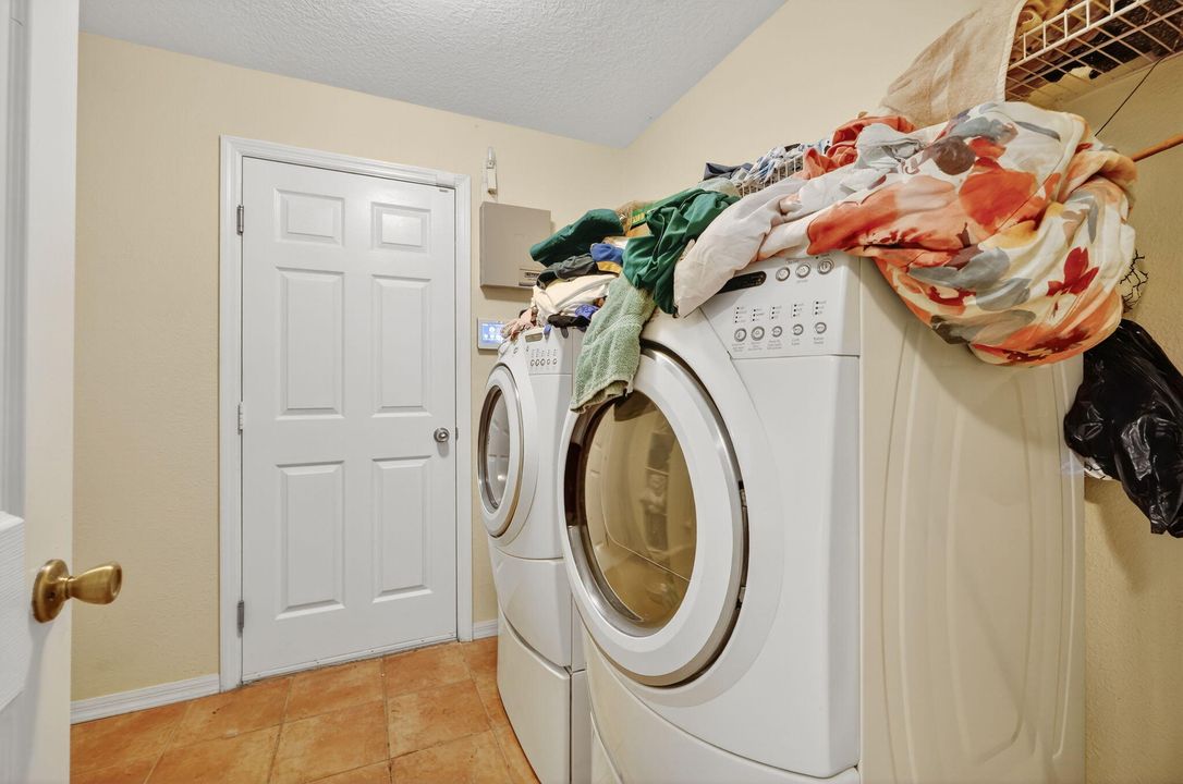 На продажу: $405,000 (4 спален, 2 ванн, 2223 Квадратных фут)