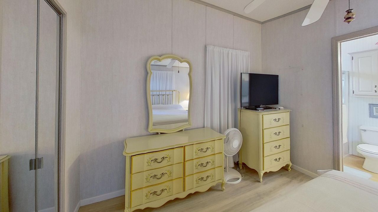 For Sale: $489,000 (2 beds, 1 baths, 912 Square Feet)