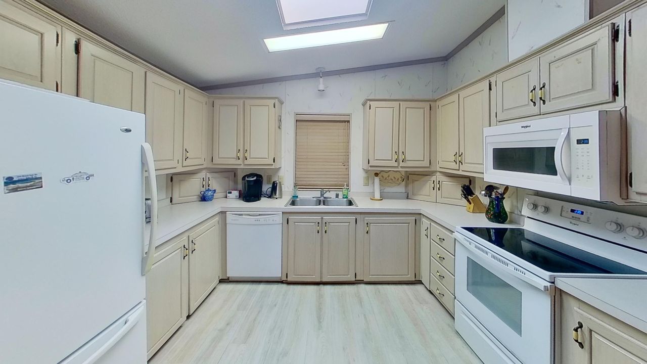 For Sale: $489,000 (2 beds, 1 baths, 912 Square Feet)