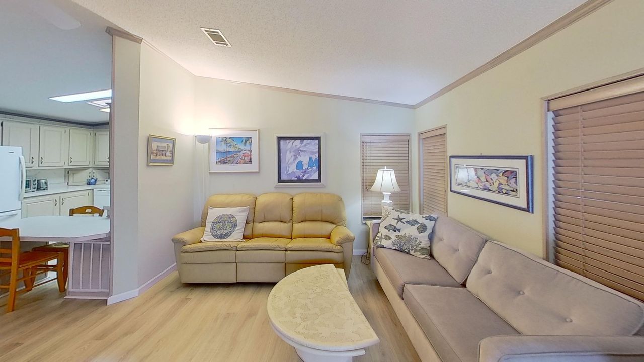 For Sale: $489,000 (2 beds, 1 baths, 912 Square Feet)