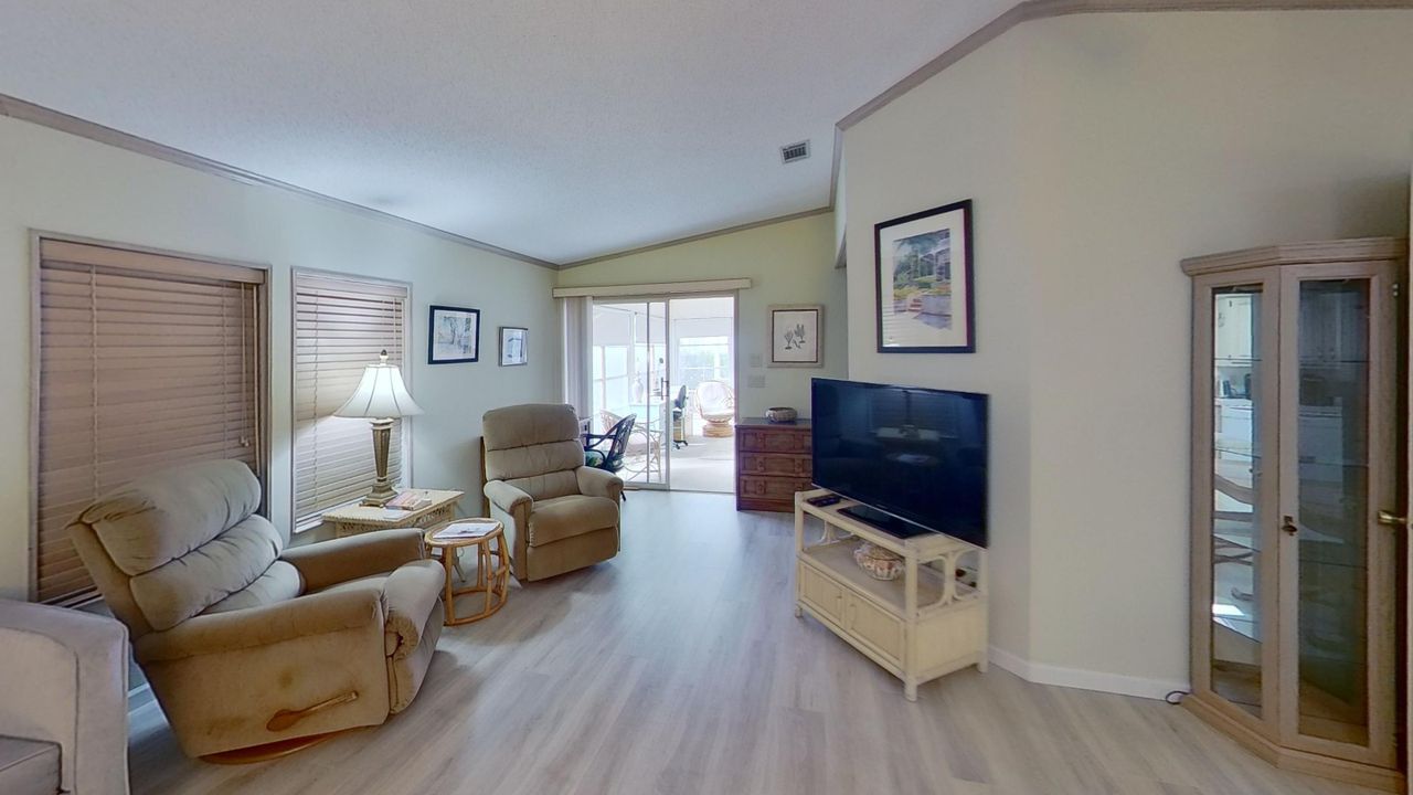 For Sale: $489,000 (2 beds, 1 baths, 912 Square Feet)