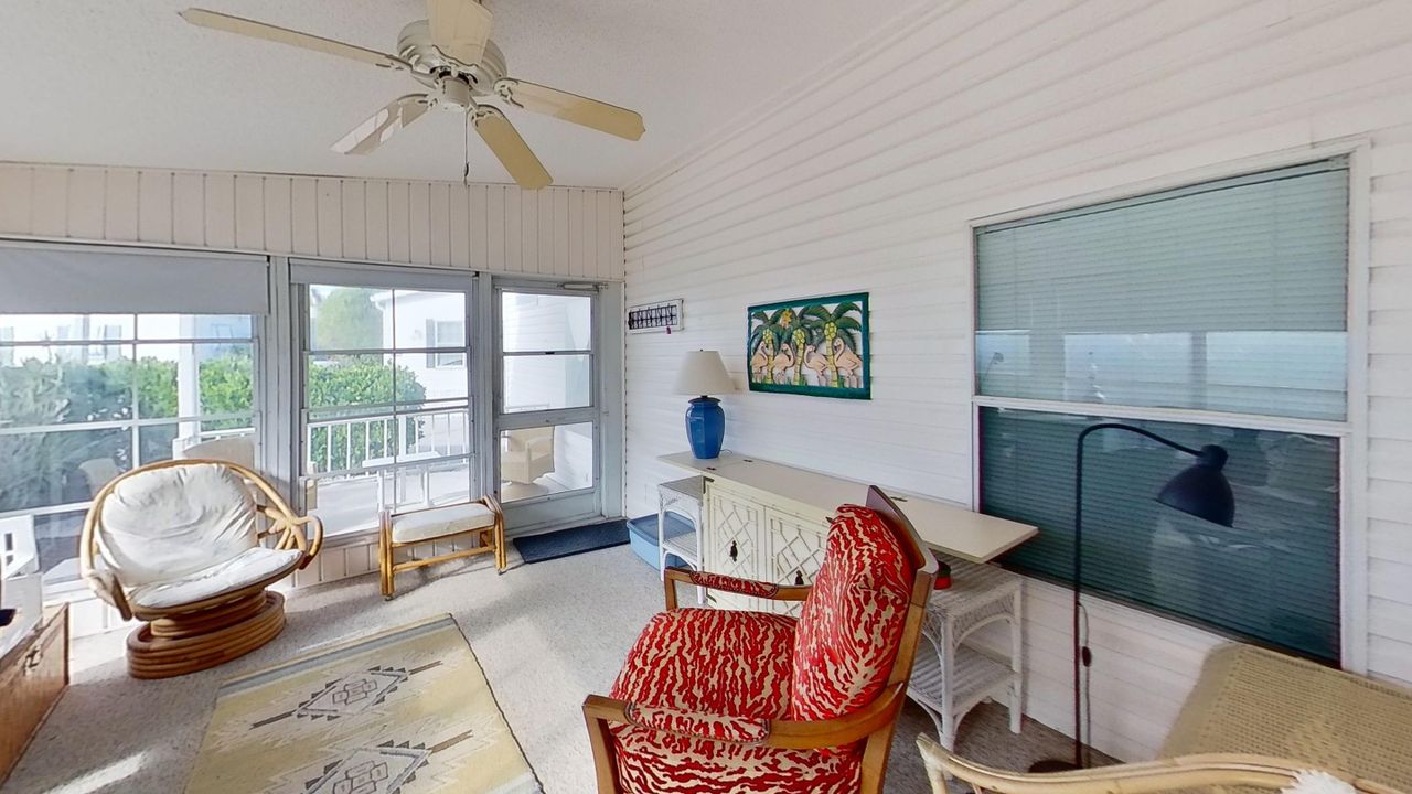 For Sale: $489,000 (2 beds, 1 baths, 912 Square Feet)