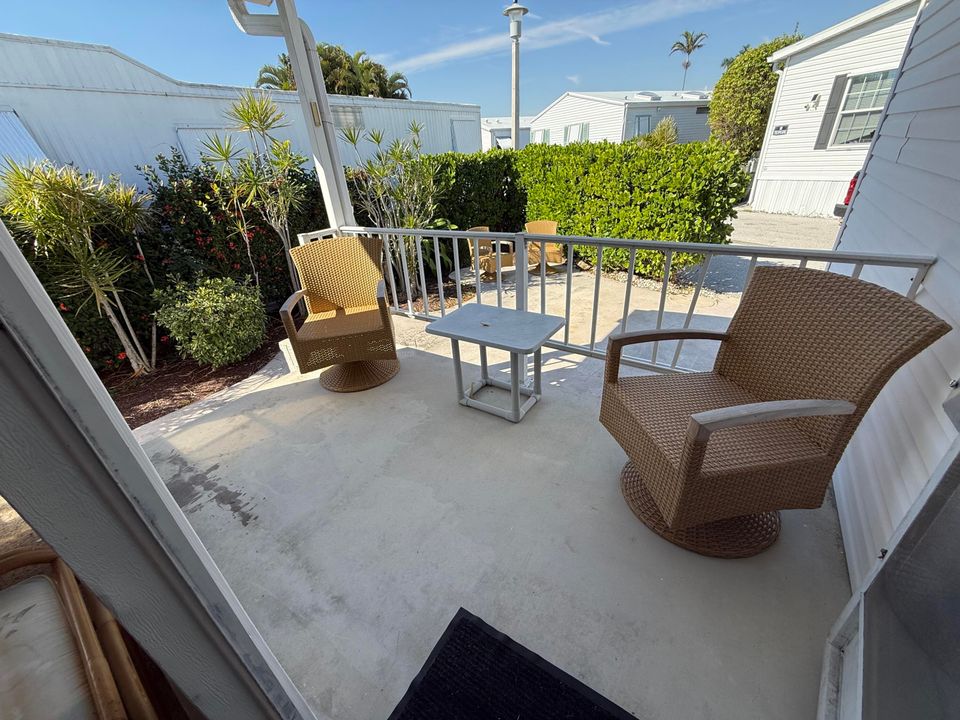 For Sale: $489,000 (2 beds, 1 baths, 912 Square Feet)