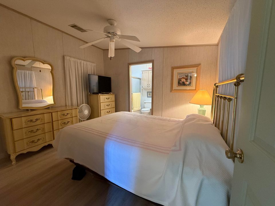 For Sale: $489,000 (2 beds, 1 baths, 912 Square Feet)