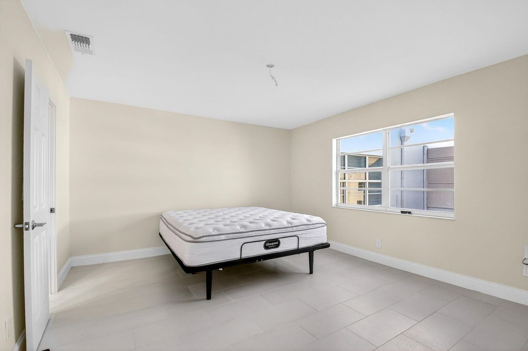 For Sale: $500,000 (1 beds, 1 baths, 1013 Square Feet)