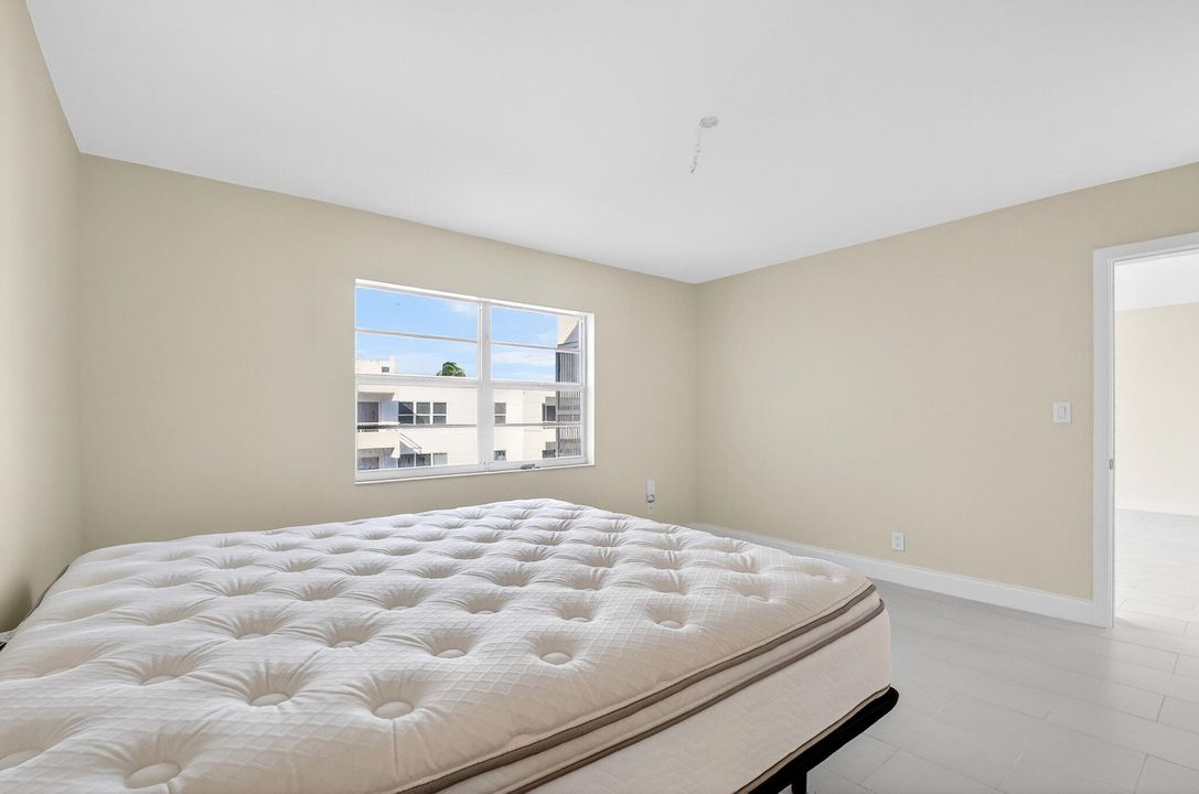 For Sale: $500,000 (1 beds, 1 baths, 1013 Square Feet)