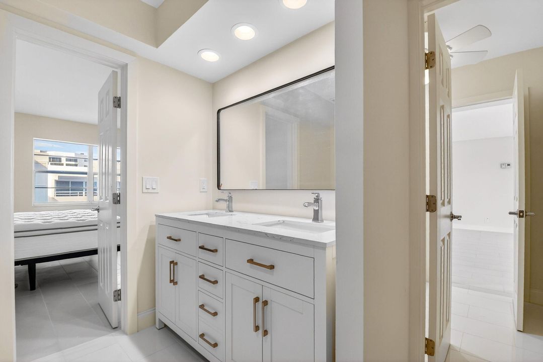 For Sale: $500,000 (1 beds, 1 baths, 1013 Square Feet)