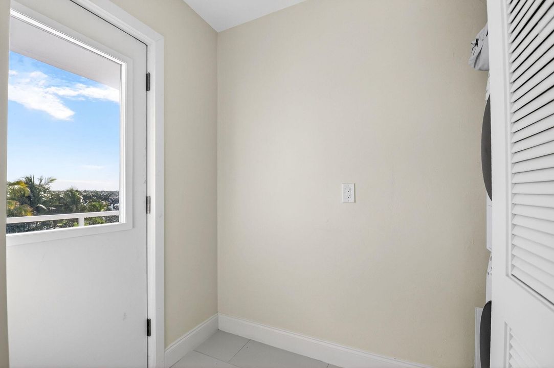 For Sale: $500,000 (1 beds, 1 baths, 1013 Square Feet)