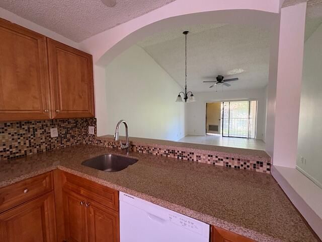 出租: $2,250 (2 贝兹, 2 浴室, 950 平方英尺)