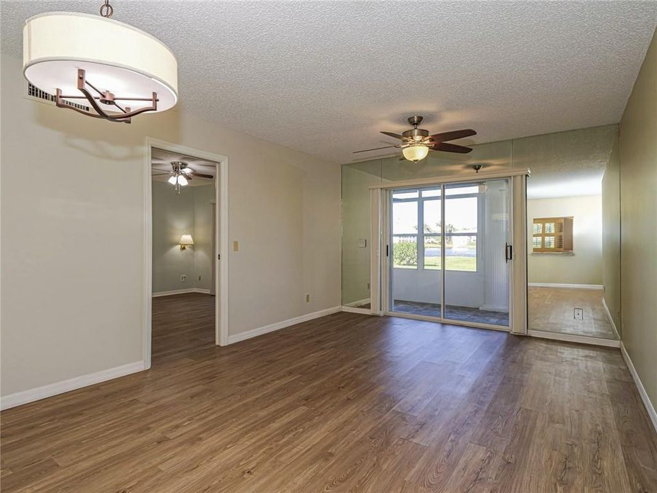 待售: $205,000 (2 贝兹, 2 浴室, 913 平方英尺)