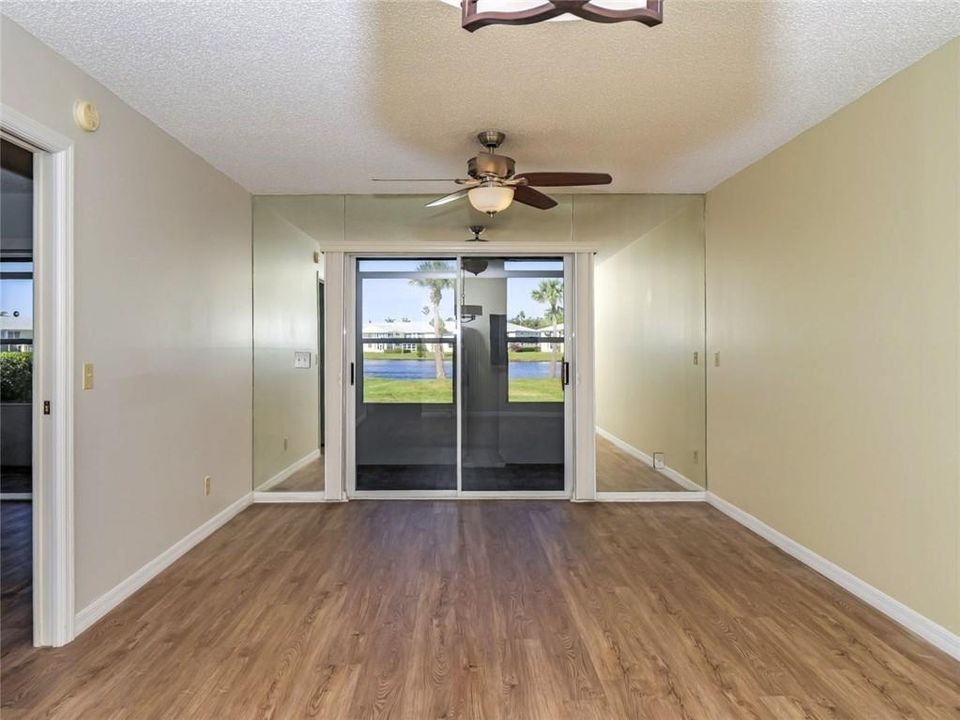 待售: $205,000 (2 贝兹, 2 浴室, 913 平方英尺)