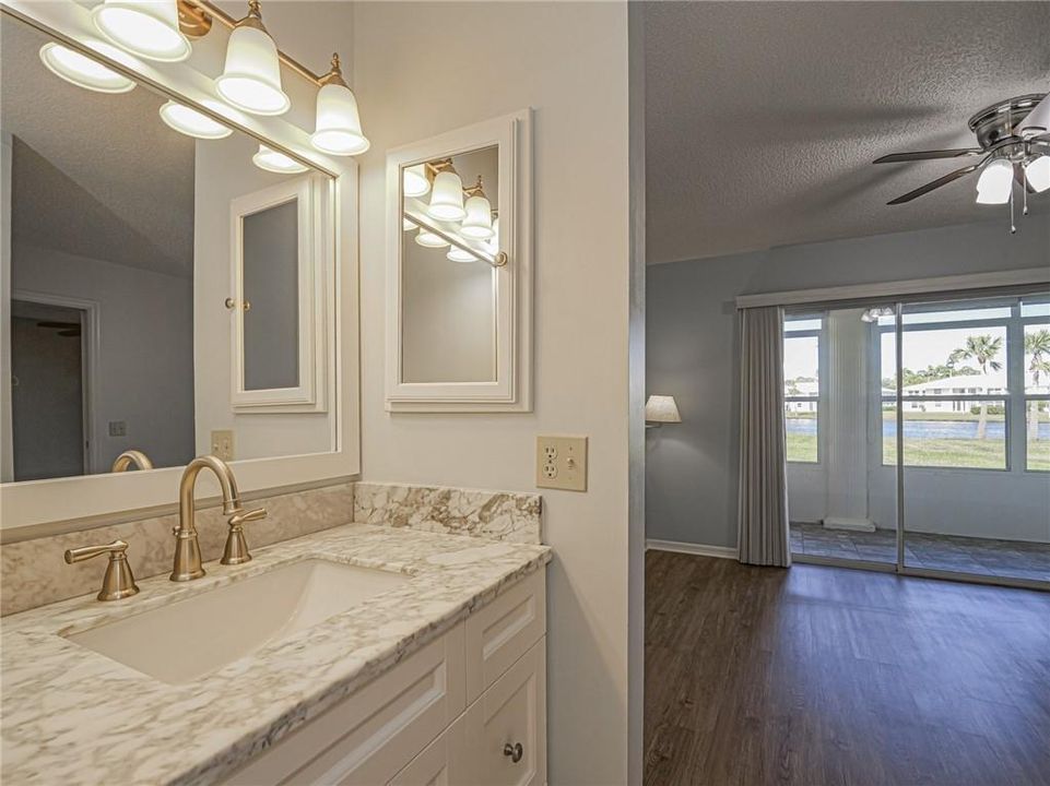 待售: $205,000 (2 贝兹, 2 浴室, 913 平方英尺)