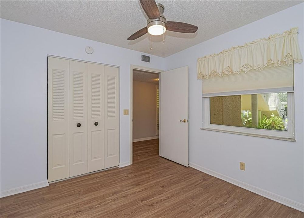 待售: $205,000 (2 贝兹, 2 浴室, 913 平方英尺)