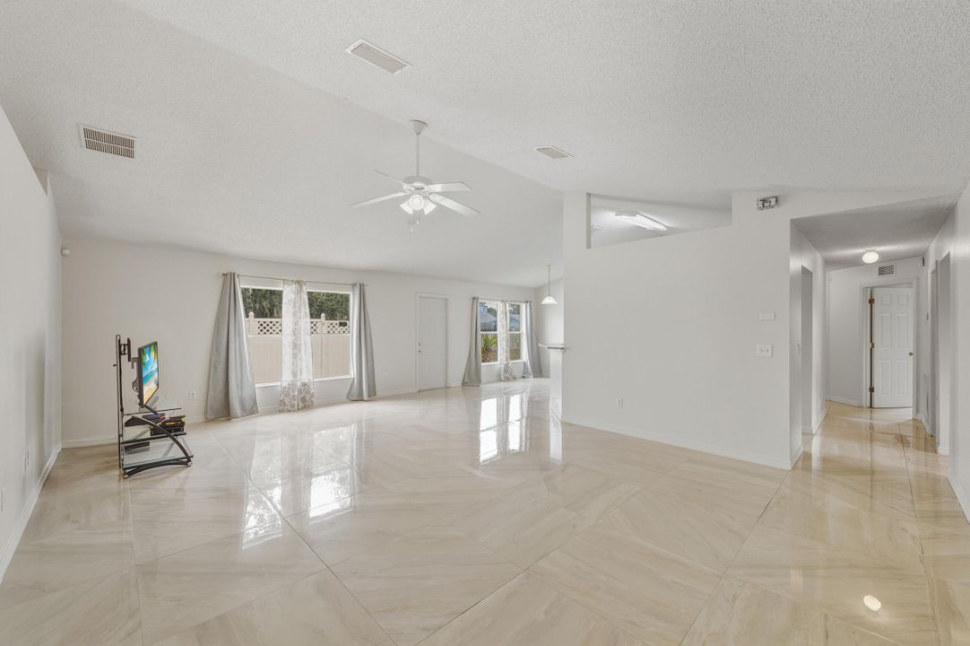 待售: $415,000 (4 贝兹, 2 浴室, 2055 平方英尺)