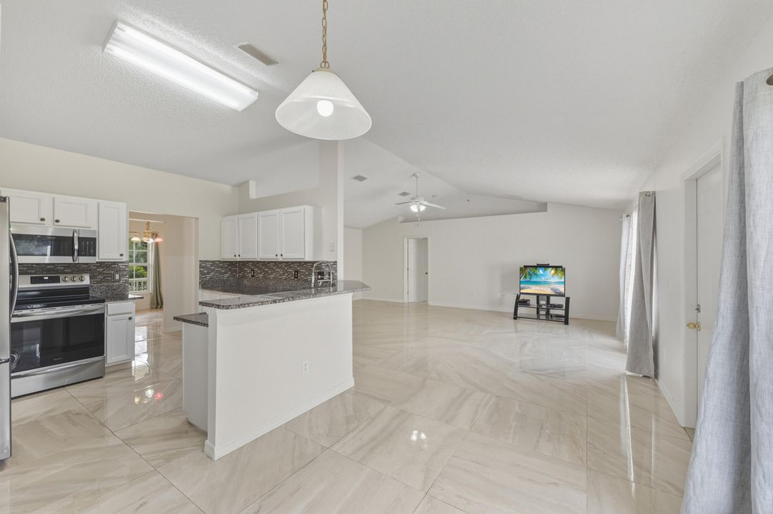 待售: $415,000 (4 贝兹, 2 浴室, 2055 平方英尺)