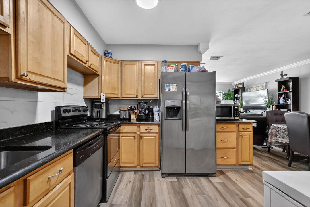 待售: $425,000 (4 贝兹, 2 浴室, 1391 平方英尺)