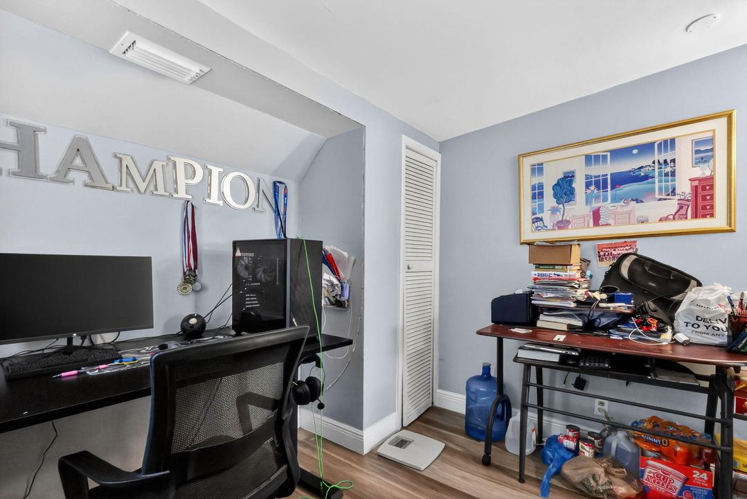 待售: $425,000 (4 贝兹, 2 浴室, 1391 平方英尺)