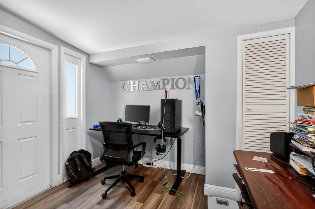 待售: $425,000 (4 贝兹, 2 浴室, 1391 平方英尺)