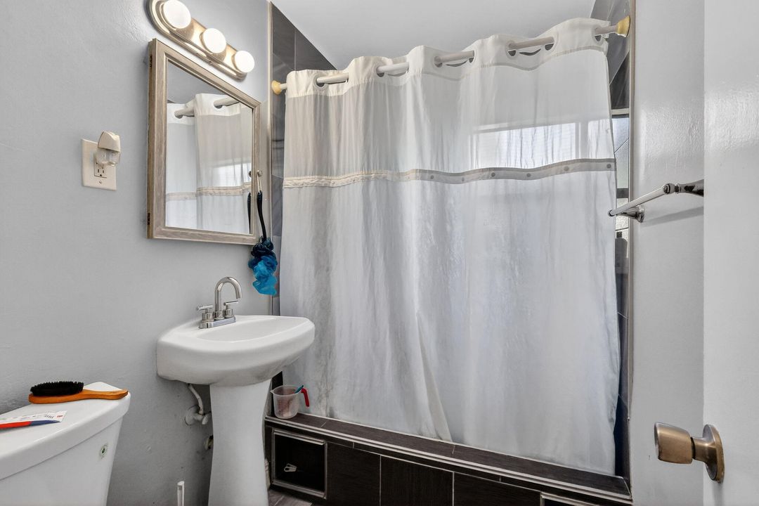 待售: $425,000 (4 贝兹, 2 浴室, 1391 平方英尺)