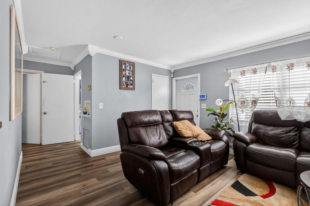 待售: $425,000 (4 贝兹, 2 浴室, 1391 平方英尺)