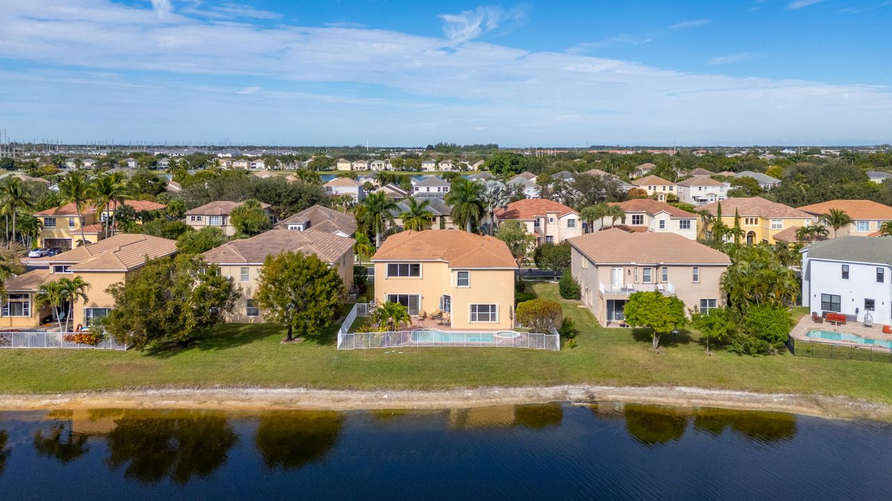 En Venta: $899,000 (6 camas, 4 baños, 4436 Pies cuadrados)