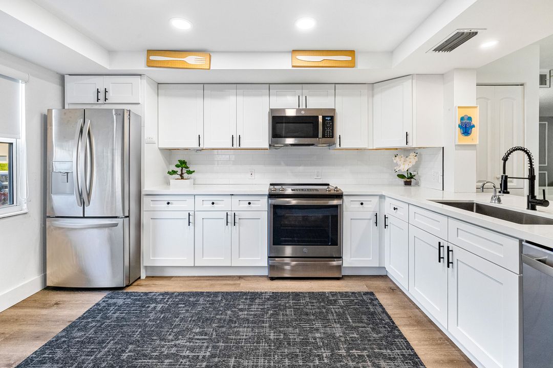 For Sale: $324,999 (2 beds, 2 baths, 1185 Square Feet)