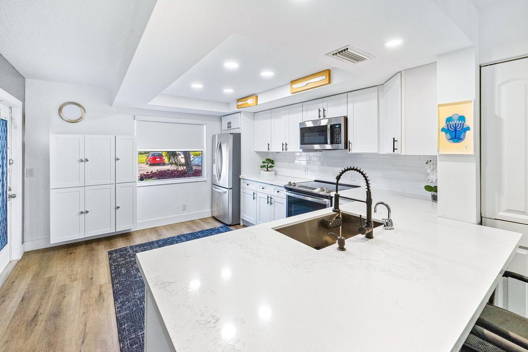 For Sale: $324,999 (2 beds, 2 baths, 1185 Square Feet)