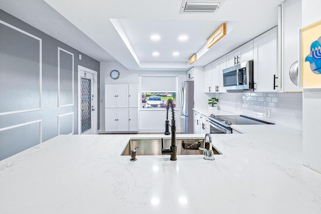 For Sale: $324,999 (2 beds, 2 baths, 1185 Square Feet)