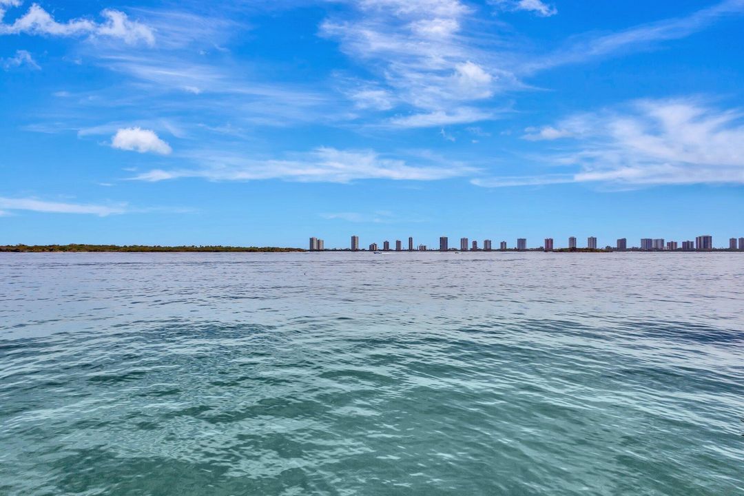 For Rent: $2,100 (1 beds, 1 baths, 720 Square Feet)