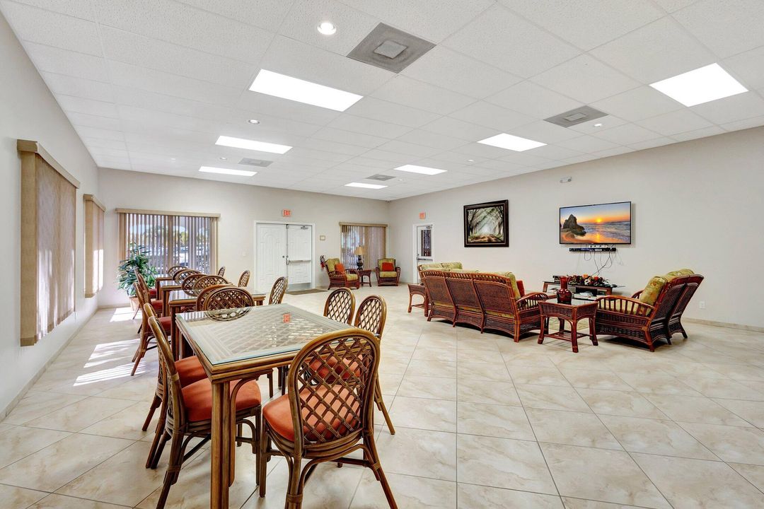 For Rent: $2,100 (1 beds, 1 baths, 720 Square Feet)