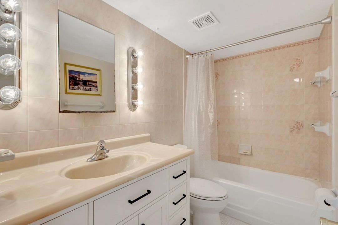 For Rent: $2,100 (1 beds, 1 baths, 720 Square Feet)