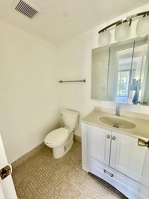 For Sale: $105,000 (2 beds, 1 baths, 835 Square Feet)