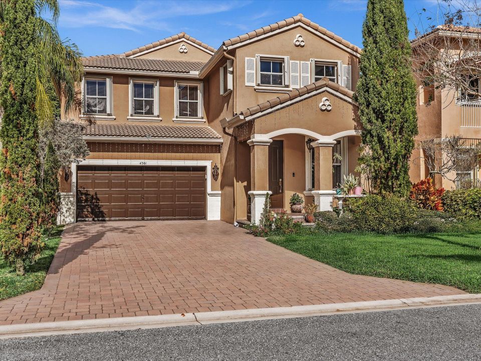 For Sale: $800,000 (5 beds, 3 baths, 2982 Square Feet)