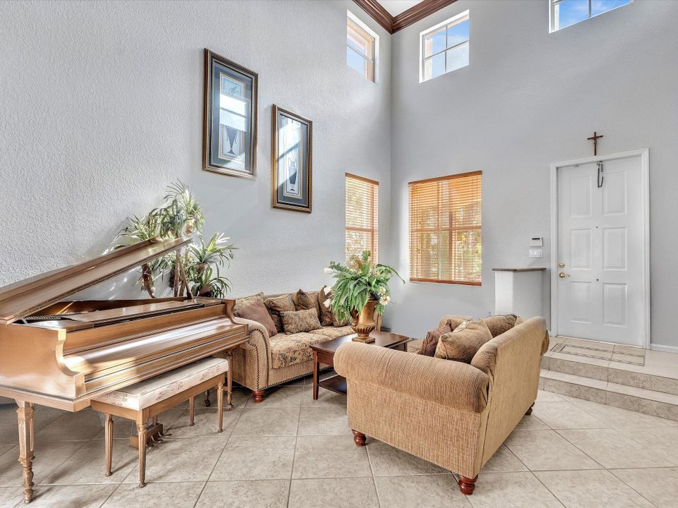 For Sale: $800,000 (5 beds, 3 baths, 2982 Square Feet)