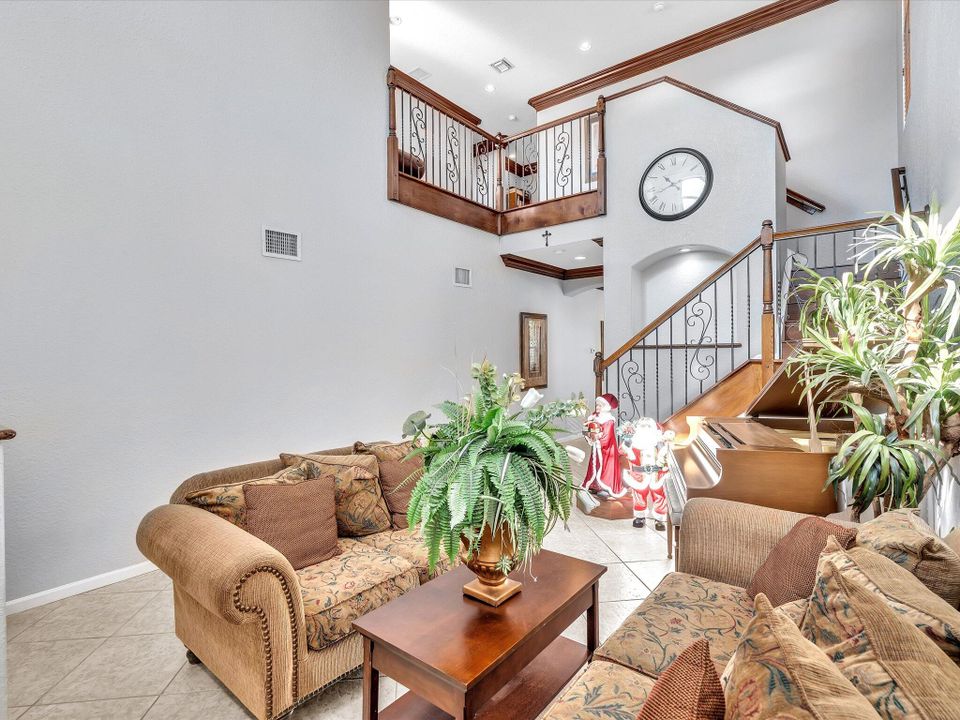 For Sale: $800,000 (5 beds, 3 baths, 2982 Square Feet)