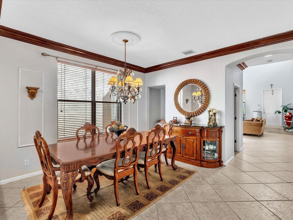 For Sale: $800,000 (5 beds, 3 baths, 2982 Square Feet)