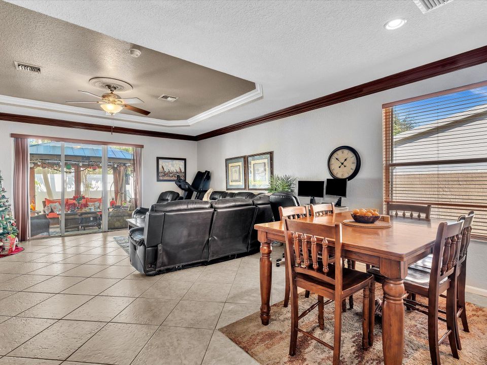 For Sale: $800,000 (5 beds, 3 baths, 2982 Square Feet)