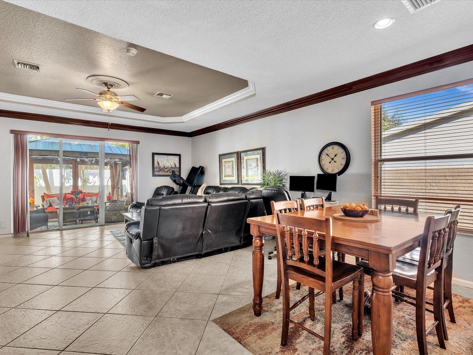 For Sale: $800,000 (5 beds, 3 baths, 2982 Square Feet)