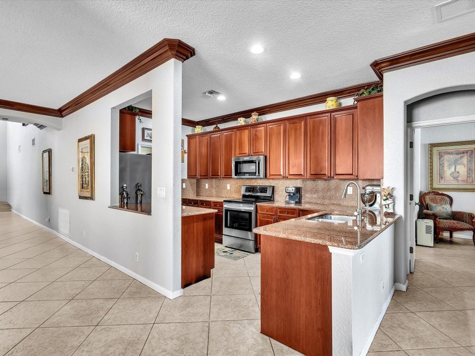 For Sale: $800,000 (5 beds, 3 baths, 2982 Square Feet)