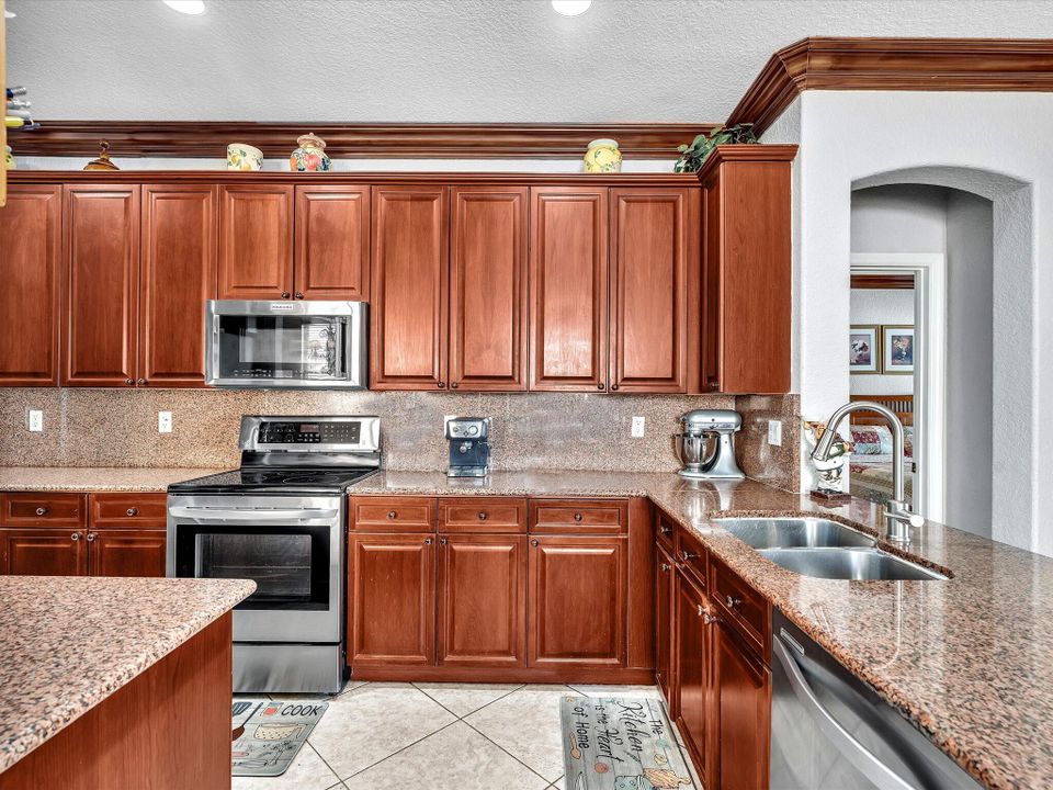 For Sale: $800,000 (5 beds, 3 baths, 2982 Square Feet)