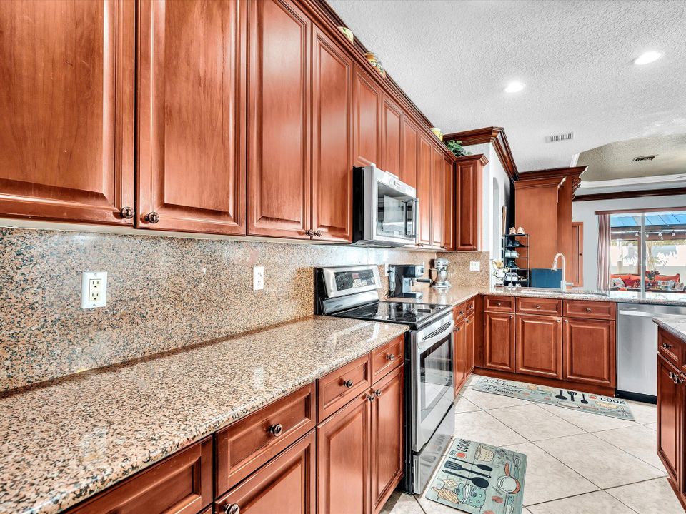 For Sale: $800,000 (5 beds, 3 baths, 2982 Square Feet)