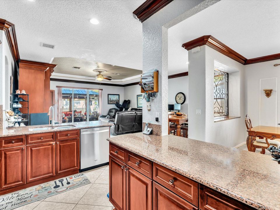 For Sale: $800,000 (5 beds, 3 baths, 2982 Square Feet)