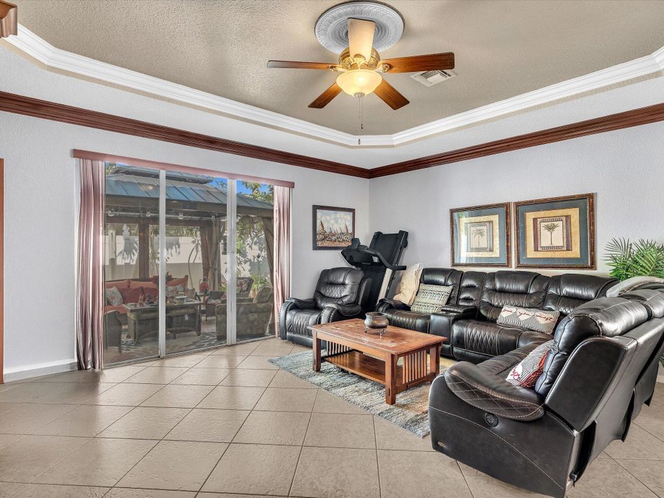 For Sale: $800,000 (5 beds, 3 baths, 2982 Square Feet)