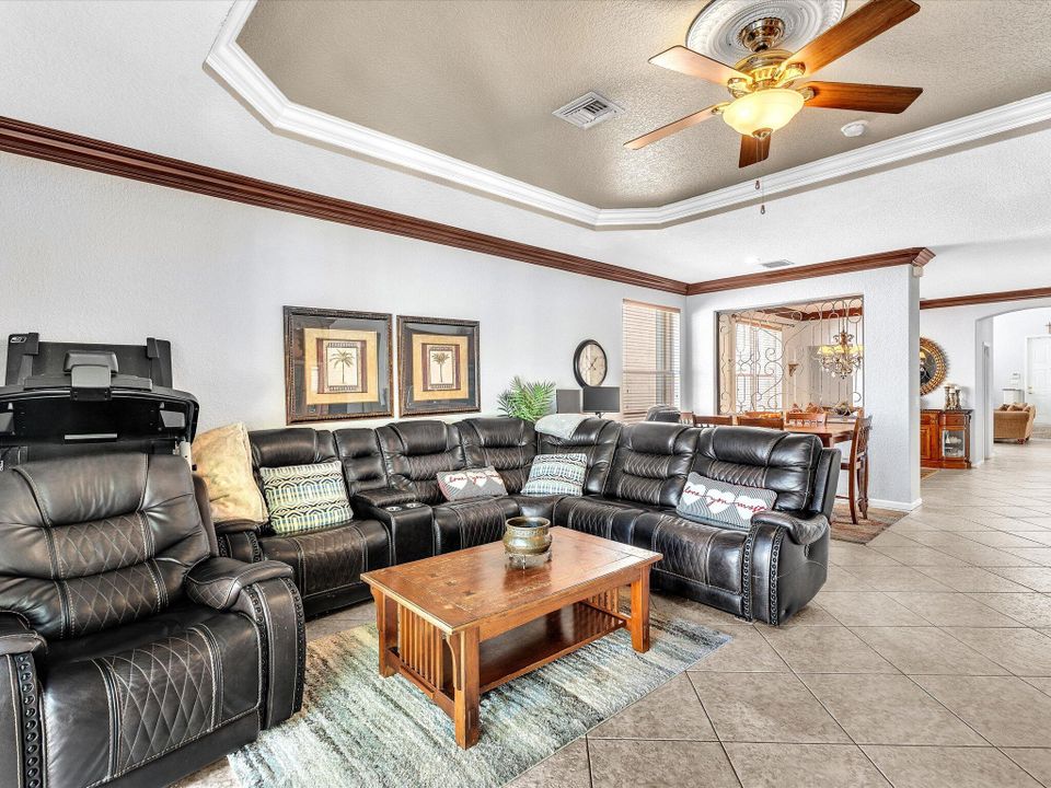 For Sale: $800,000 (5 beds, 3 baths, 2982 Square Feet)