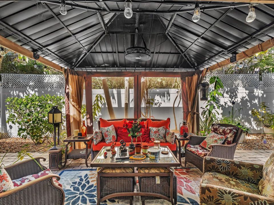 For Sale: $800,000 (5 beds, 3 baths, 2982 Square Feet)