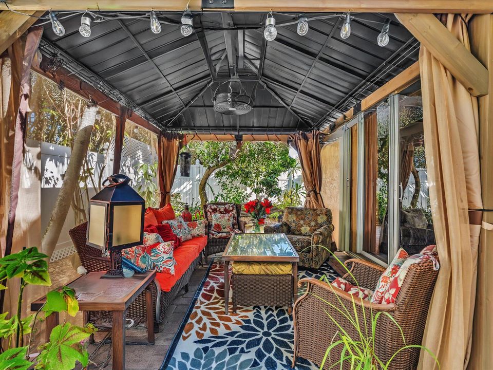 For Sale: $800,000 (5 beds, 3 baths, 2982 Square Feet)