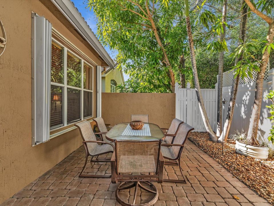 For Sale: $800,000 (5 beds, 3 baths, 2982 Square Feet)