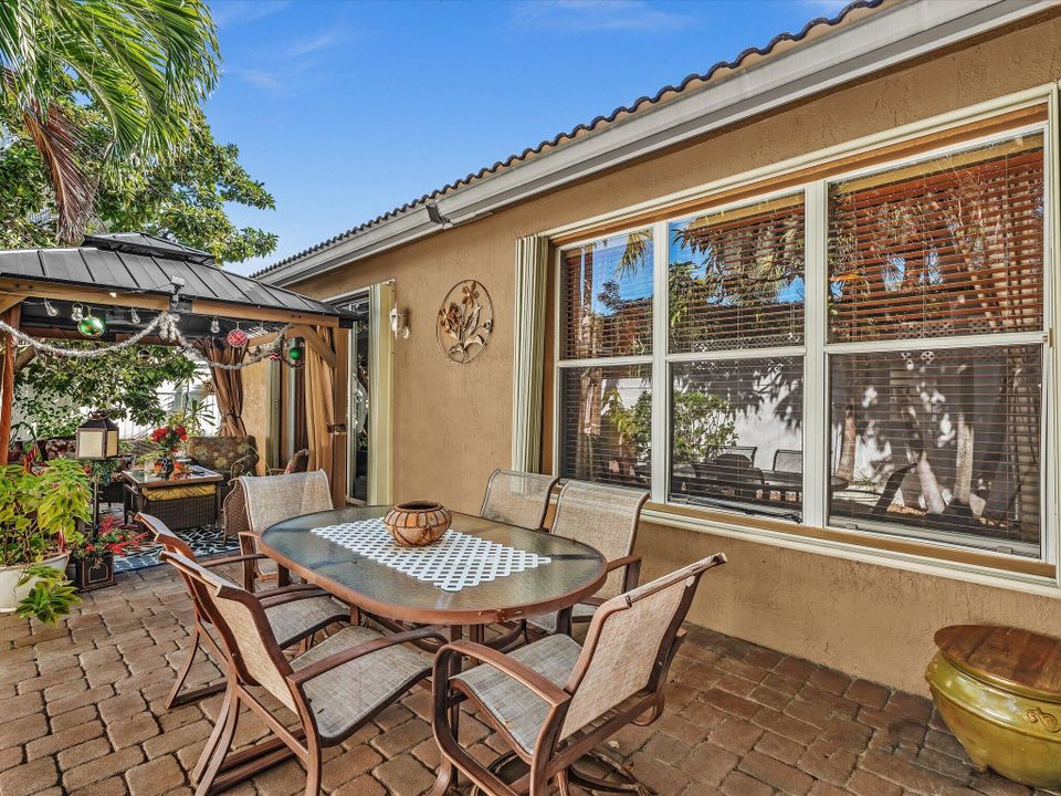 For Sale: $800,000 (5 beds, 3 baths, 2982 Square Feet)