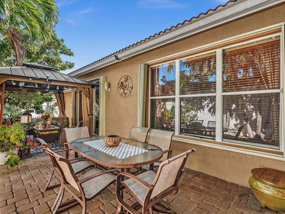 For Sale: $800,000 (5 beds, 3 baths, 2982 Square Feet)