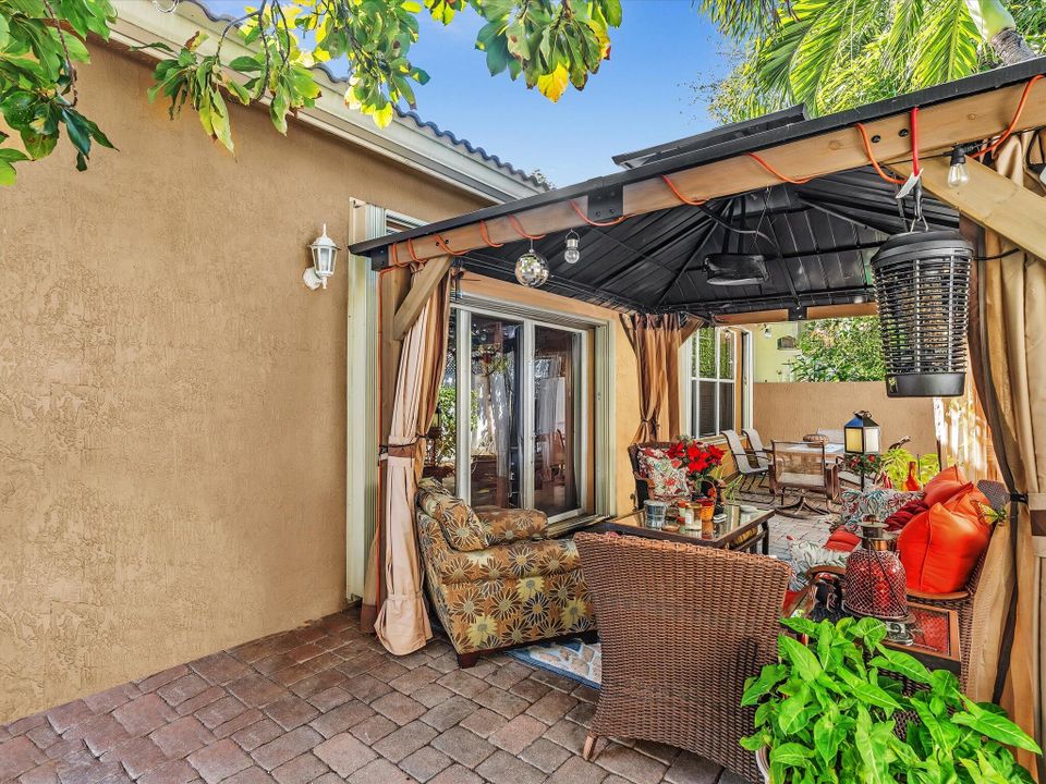 For Sale: $800,000 (5 beds, 3 baths, 2982 Square Feet)